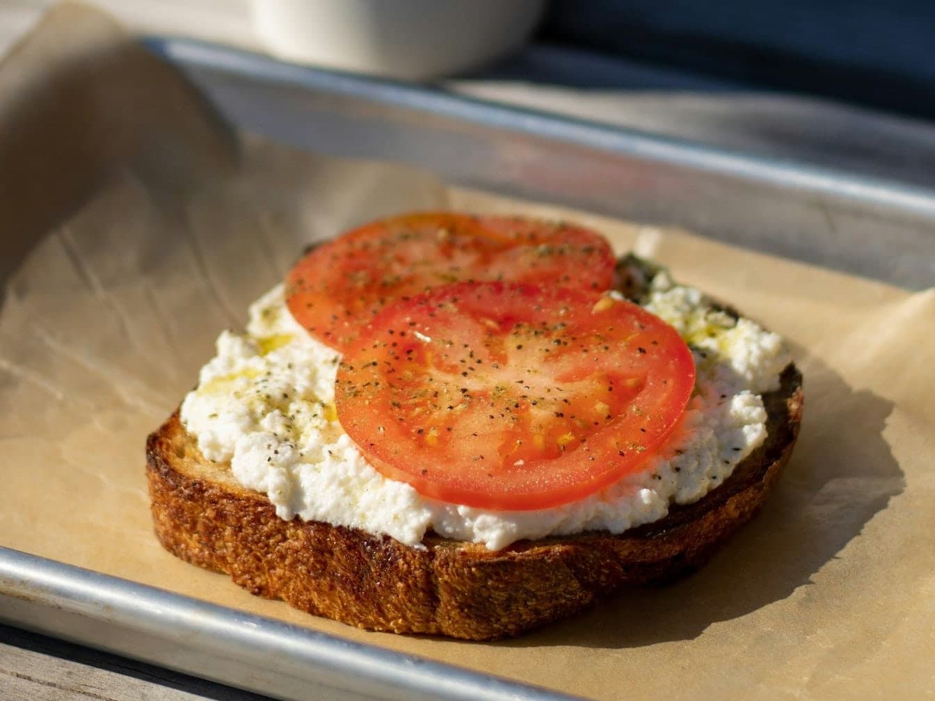Tostada con tomate y café