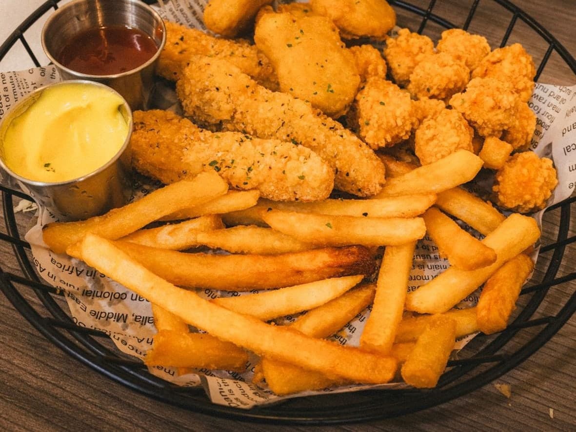 Tiras de pollo y nuggets con patatas fritas