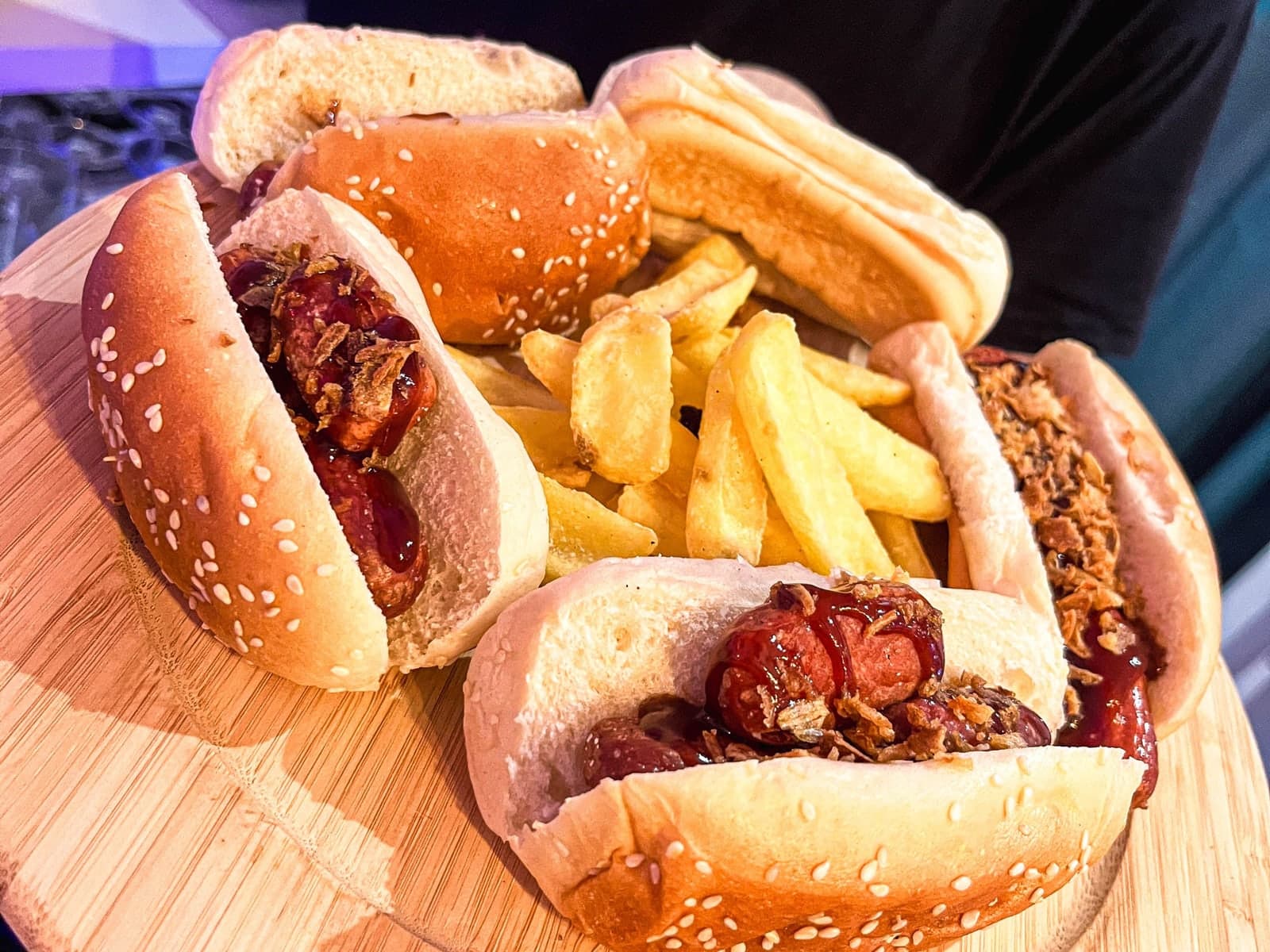 Bocadillos con patatas fritas sobre tabla de madera