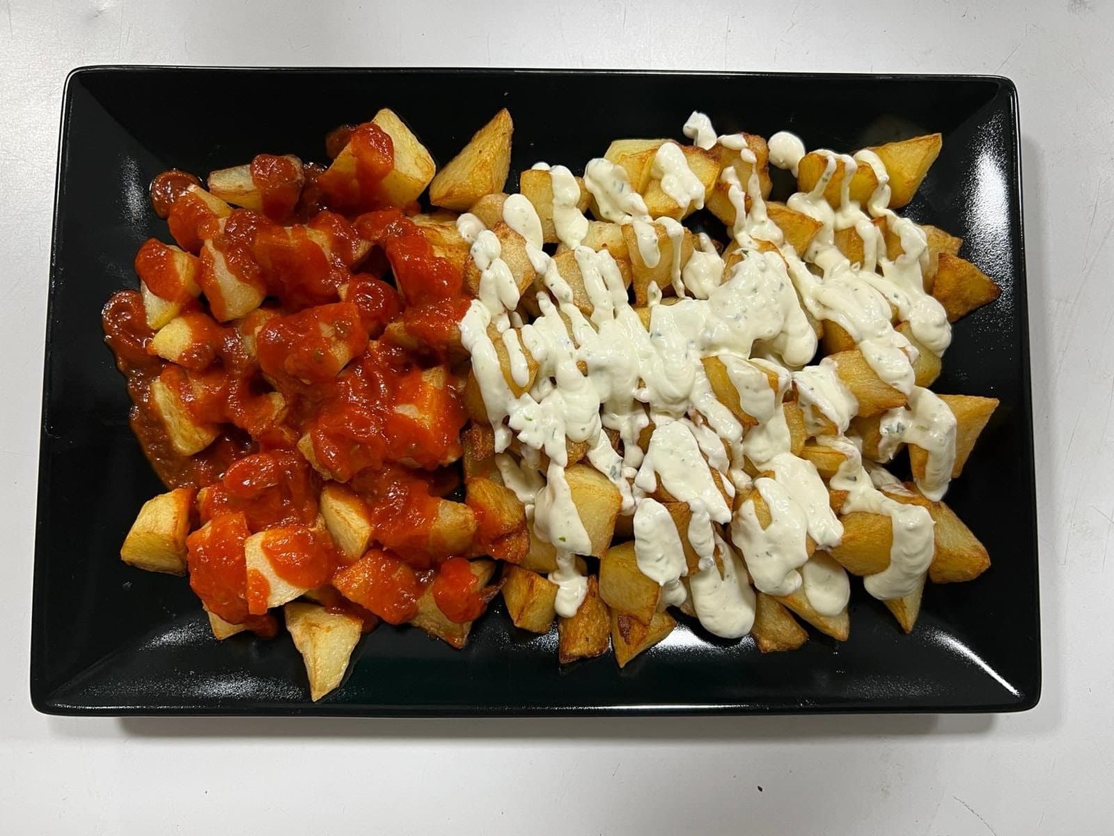 Braviolis: patatas con salsa brava y alioli
