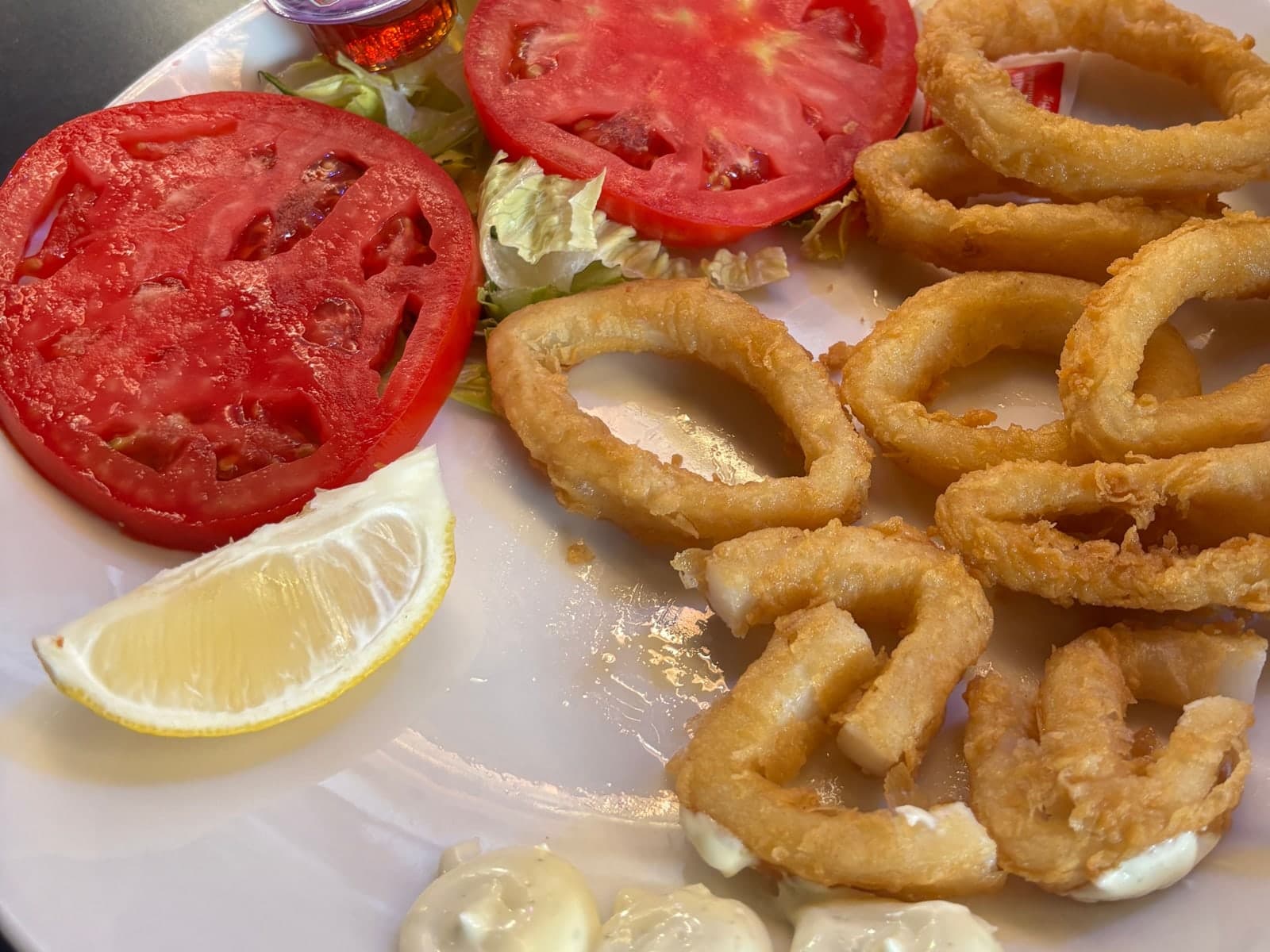 Ración de calamares con tomate, limón y alioli
