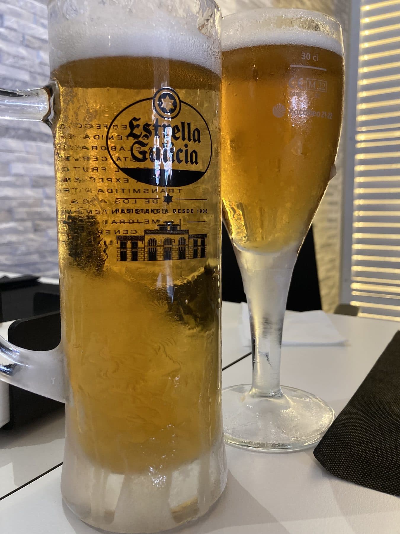 Jarra y copa de cerveza Estrella Galicia bien fría