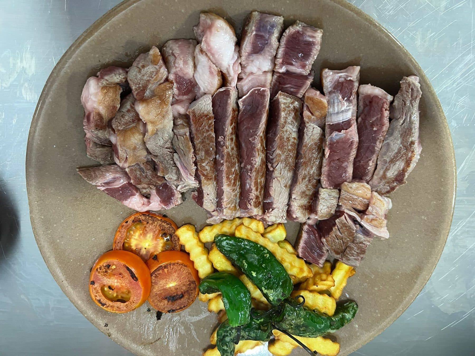 Carne a la plancha con pimientos y patatas