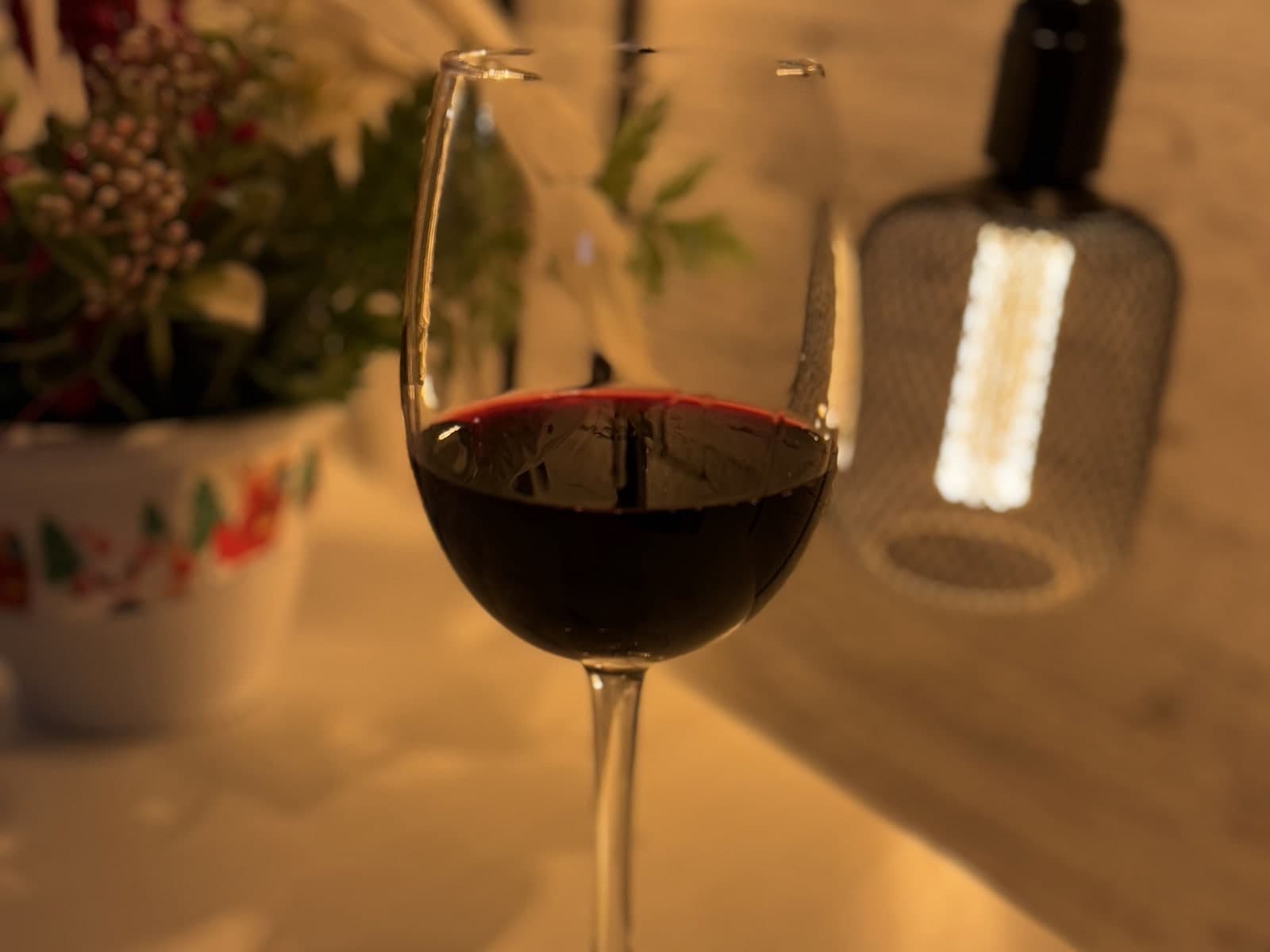 Copa de vino tinto sobre la mesa