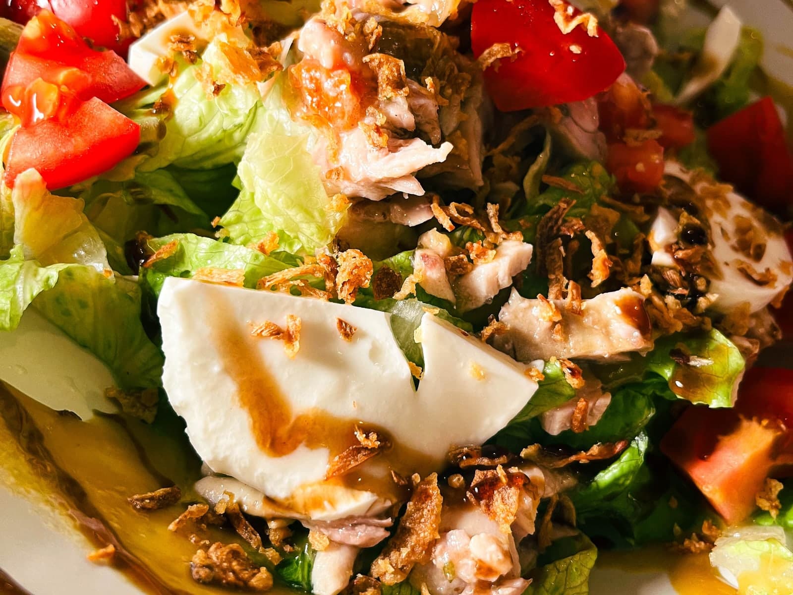 Ensalada con salmón, queso y salsa