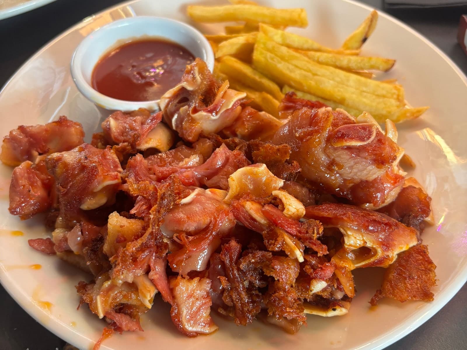 Oreja a la plancha con patatas fritas y salsa