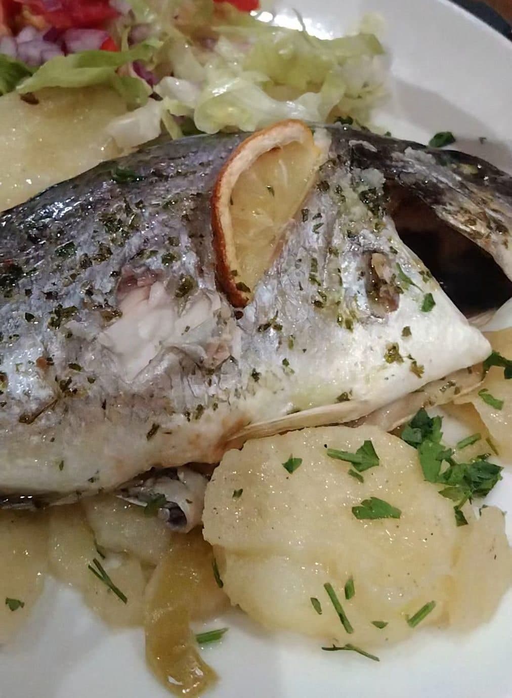 Pescado a la plancha con patatas y ensalada