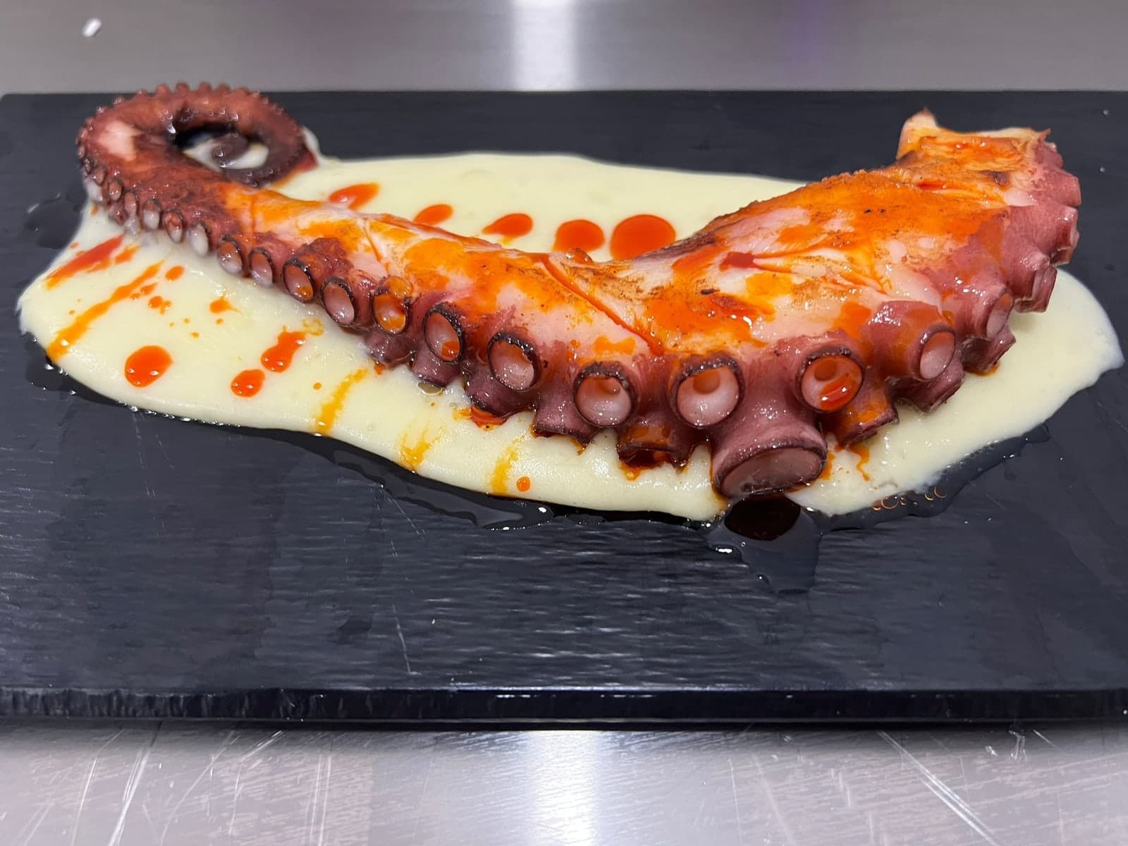 Pulpo a la plancha con puré de patata y pimentón