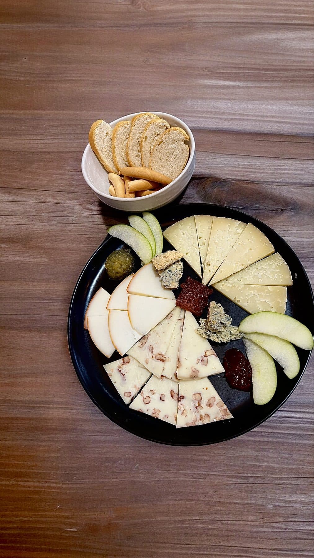 Tabla de quesos con picos y fruta