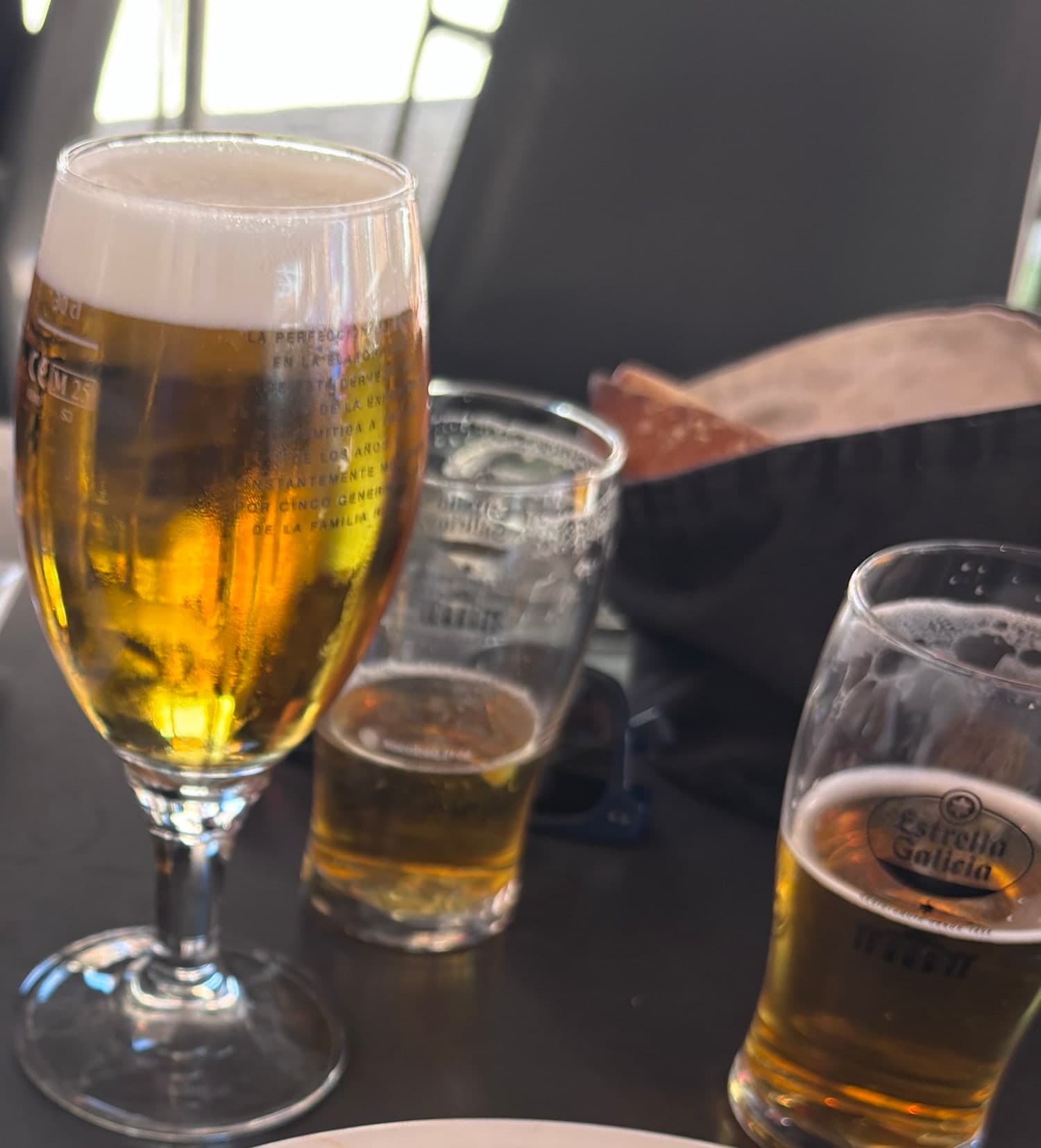 Cañas de cerveza en una mesa de la terraza a mediodía